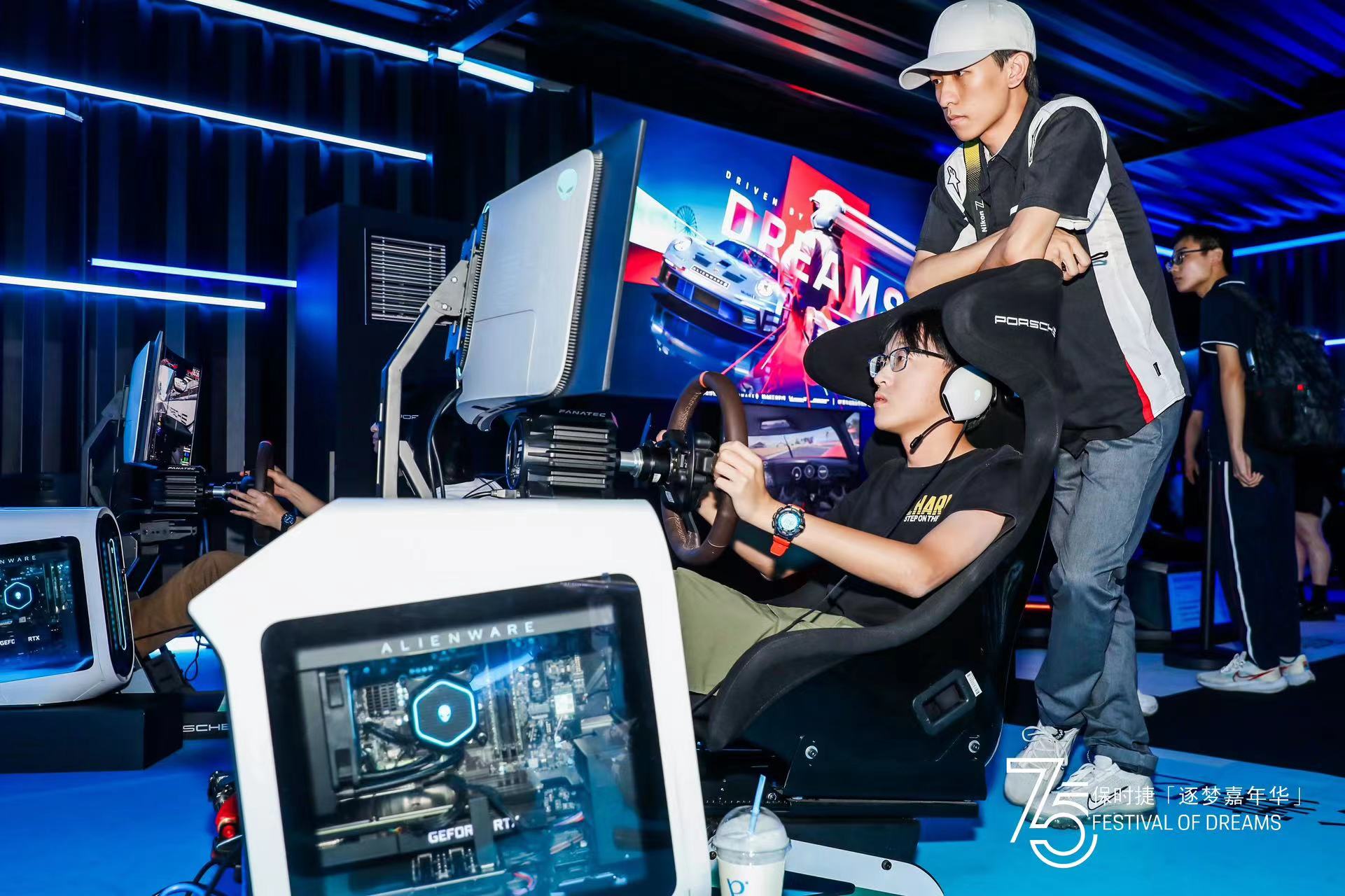 《alienware为热爱加码，享受酷炫电竞赛车体验》