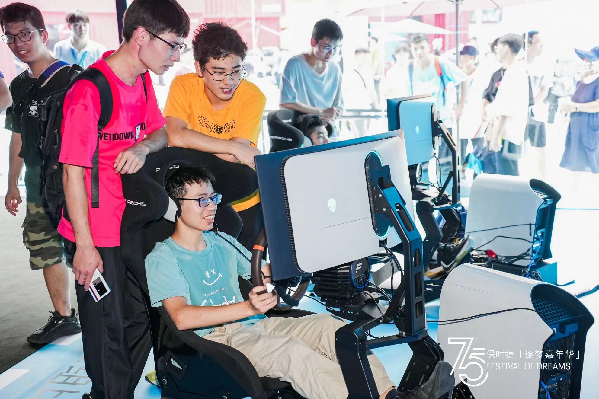 《alienware为热爱加码，享受酷炫电竞赛车体验》